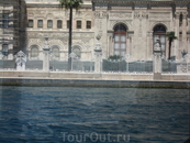 Дворец Долмабахче, вид с Босфора - дворец турецких султанов, расположенный на европейской стороне Босфора в Стамбуле. Дворец был музеем до сентября 2007 ...