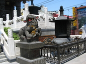 Храм буддистский, богато украшен деревянной и каменной резьбой и каменными статуями