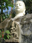 Пагода расположена в большом зеленом парке, со множеством всяких скульптур и статуй, на религиозную тему