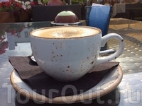 Ну вот погуляли, теперь можно и кофе выпть) На Ратушной площади тоже есть восхитительное кафе с открытой террасой.