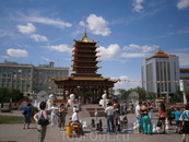 центральная площадь Элисты имени В.И.Ленина и  пагода  семи Дней