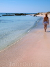 На уникальном пляже Элафониси с розовым песком.