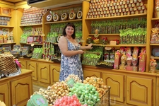 Один из магазинчиков Ле-Бо торгующий карамелью, печеньем и шоколадом