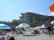 вид нашей гостиницы с пляжа