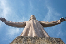 Фигура Христа на вершине собора на Тибидабо