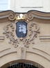 Дом "У трех перьев" на улице Тынской в первой трети 18 века получил величественный знак с короной дворянского достоинства. Он тогда принадлежал к имуществу ...