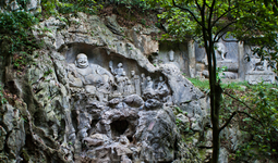 Скала, Прилетевшая Издалека (Фэйлай Фэн) -
скальный выступ, который, по преданию, прилетел в Китай из Индии, как демонстрация могущества буддизма.