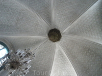 В музее мозаики Бардо в Тунисе - такой резьбой украшен свод купола.