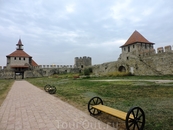 Во дворе крепости установили удобные скамеечки, но, как я уже писала, посетителей здесь почти не бывает