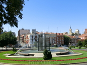 Plaza de Bejanque - красивая ухоженная площадь с фонтаном.
