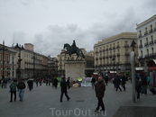 Мадрид. Пуэрта дель Соль.Памятник Карлосу III - королю Испании. 
У этого памятника сидели люди, объявившие голодовку.