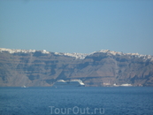 Порт Фира с лайнером - у моря; город Фира - на горе.