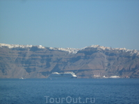 Порт Фира с лайнером - у моря; город Фира - на горе.