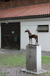 Лошадка-скульптура, а рядом в загоне были живые лошадки...
