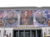 9 мая 2007 года. Праздничный плакат в честь 62-й годовщины Победы в Великой Отечественной войне на здании университета.