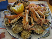 По словам хозяина рыбного ресторанчика в Сен-Мало, для морепродуктов в марте еще не сезон. Так что пришлось довольствоваться весьма "скромной" тарелочкой ...