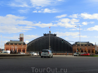 Вокзал Аточа - это огромный железнодорожный комплекс в центре Мадрида. Это центральный фасад главного здания, построенного в 1892 году. В этом здании внутри, на месте старых перронов, построили неболь