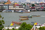 Лодки на реке Чао Пайя. Вид с Ват аруна
