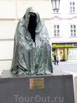 Странная скульптура в плаще. Удалось выяснить, что это - мистический образ без лица и содержания – самая известная работа чешской художницы-скульптора ...