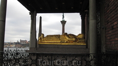 Рядом с ратушей устроена символическая могила Биргера Ярла, основателя Стокгольма.Сделано это, чтобы подчеркнуть связь строения со Средневековьем.
