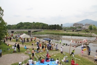 выходные горожан на реке Камогава. Киото