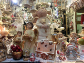 Рождественские дни - лучшее время для продажи сувениров. Вот эти ангелы продавались в пассаже Люцерна, том самом где под потолком скульптура Вацлава на ...