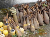 снаряды, оставшиеся после американских бомбардировок.