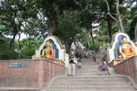 Комплекс расположен на вершине холма Сваямбу
