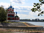 Вид на Церковь Дмитрия на Крови с набережной. В облике храма отчётливо видно влияние московской архитектуры конца XVII века.