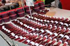 На рыночной площади у частных торговцев можно купить много полезных и вкусных вещей. Например, клубничный сироп.