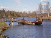 Корабль викингов на реке Даугава рядом с пекарней «Лиепкални» ("Liepkalni")