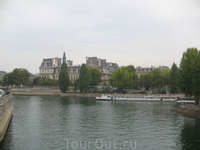 В первый день решили посмотреть ближайшие достопримечательности. Идем по остову Сен-Луи, смотрим по сторонам. В первый день решили посмотреть ближайшие достопримечательности. Идем по остову Сен-Луи, смотрим по сторонам.