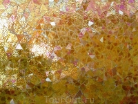 Стены в Зале облицованы мозаикой из золотистого стекла