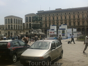 Площадь перед Собором. В центре скульптура Виктора - Эммануила.
