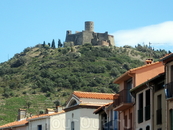 Старинная крепость, венчающая маленький Кольюр