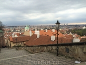 Спускаясь вниз по лестнице из Пражского Града