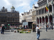 Брюссель.   На Гран - Плас  располагается  цветочный   рынок   и  будет  работать  до  самого  вечера.   Справа  здание - Дом  Короля.
