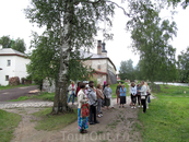Кирилло-Белозерский монастырь. Наша группа на фоне входа в действующий монастырь