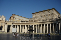 Ватикан.  Один  из  двух фонтанов  на площади Святого Петра.  Они расположены симметрично от входа в собор слева и справа,считается,что  вода  в них святая ...
