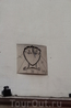 Солнечные часы Сальвадора Дали на стене дома №27 по улице Сен-Жак.