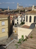 Вид на исторический центр Жироны с недавно отреставрированной крепостной стены (Passeig de la Muralla). Над плоскими черепичными крышами возвышается Кафедральный ...