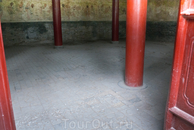 зал для занятий (Павильон Пилу) с выбоинами в каменном полу, которые образовались от ударов босыми пятками в течение сотен лет