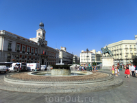 Утро следующего дня я начинаю с прогулки к Puerta del Sol. Утро, народу мало, хотя туристы уже начинают свой забег по городу. На площади мирно журчат фонтаны. Слева - здание почты (Real Casa de Correo