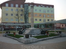 Памятник советским воинам в Попраде (на заднем плане - почтампт)