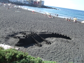 Пуэрто де ля Крус. Плайа Хардин - пляж с черным песком вулканического происхождения. Местное творчество)