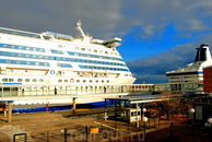 12-ти палубный паром Silja Serenade сообщением Хельсинки-Мариехамн-Стокгольм, доставляет пассажиров в избранные пункты назначения.