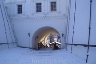 через стены кремля лестница вниз, в нижний город