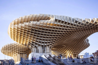 Один из немногих образцов современной архитектуры в центре Севильи. Поразительно,что Метрополь Парасоль Юргена Майера выполненна из дерева, только центр ...