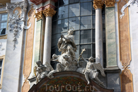 Скульптурные украшения фасада церкви Азамкирхе (Asamkirche).