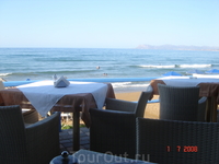 Вид на пляж Агии Марины с ресторана.